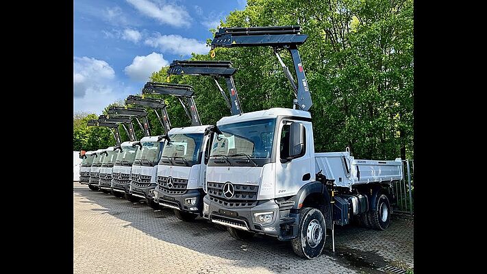 16 x Hiab Ladekran X-Duo 112 E4 auf Mercedes Benz Fahrgestelle Typ Arocs 1824